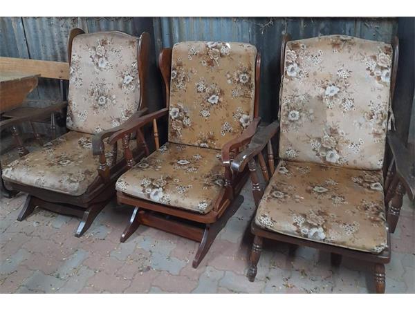 ~/upload/Lots/51508/d47yjr7marida/Lot 054 1x Solid chair and 2x Rocker Chair_t600x450.jpg